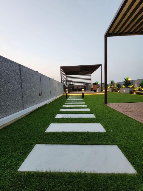 تنسيق حدائق منزلية عشب صناعي 